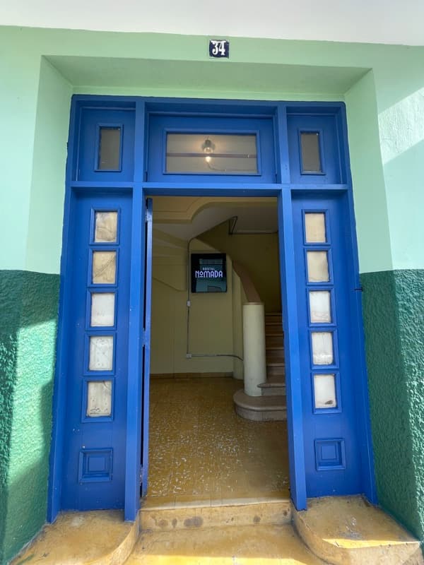 Entrada Art Déco #34 — Hostal Nómada