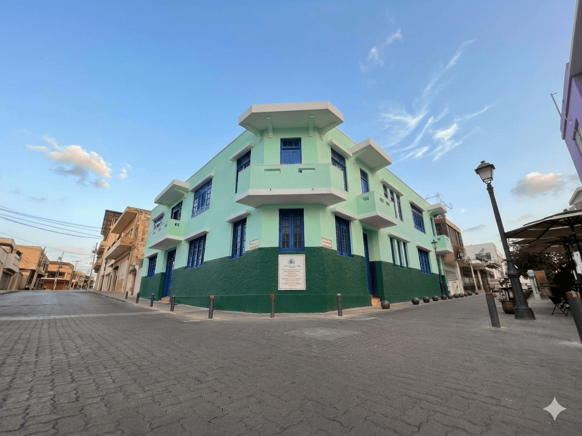 Fachada Art Déco Hostal Nómada — esquina Benito Monción y Máximo Gómez, Centro Histórico Santiago RD